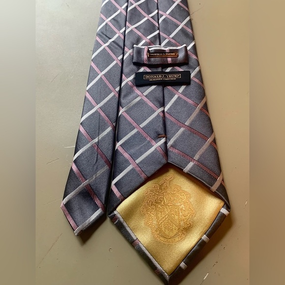 PRESIDENT DONALD J TRUMP SIGNATURE COLLECTION TIE PINK & GREY Necktie EUC - Picture 4 of 6